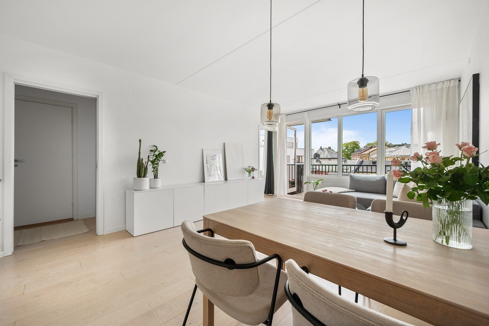 Leiligheten oppleves lys og luftig med store vindusflater og god takhøyde på 2,56 meter. Galleribilde