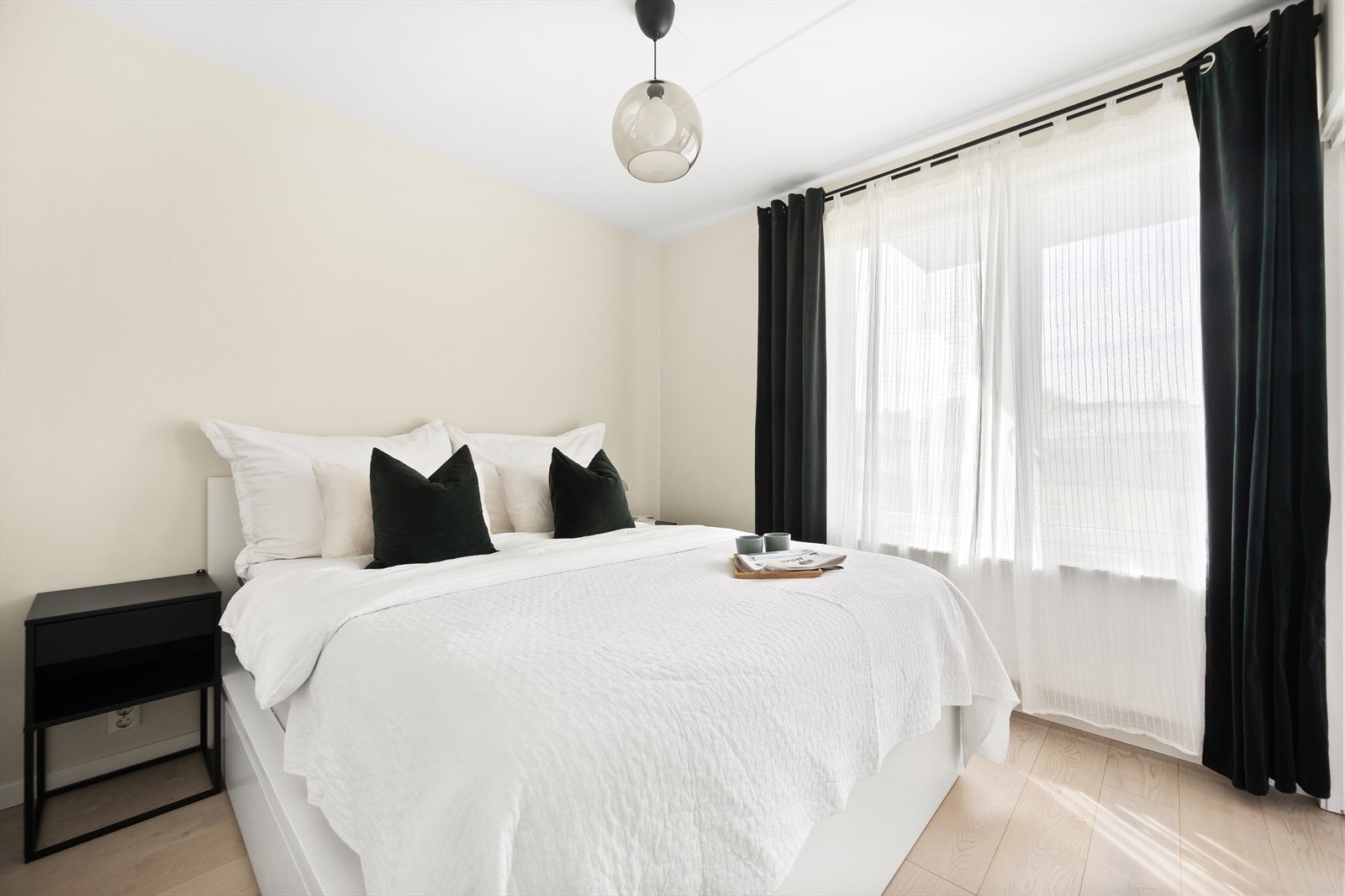 Det er god plass til dobbeltseng med tilhørende nattbord på hver side. Galleribilde