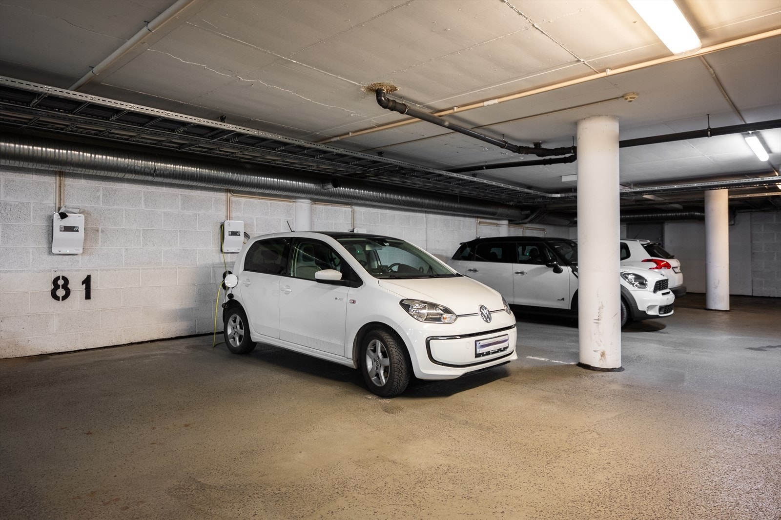 Leiligheten har bruksrett til en parkeringsplass i felles garasjeanlegg. Galleribilde