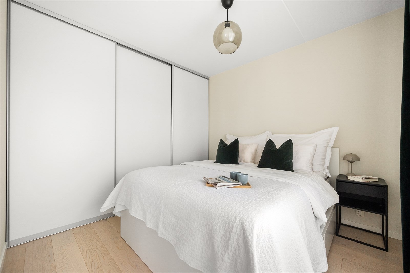 Det er godt med lagringsplass i skyvedørsgarderobe langs den ene veggen. Galleribilde