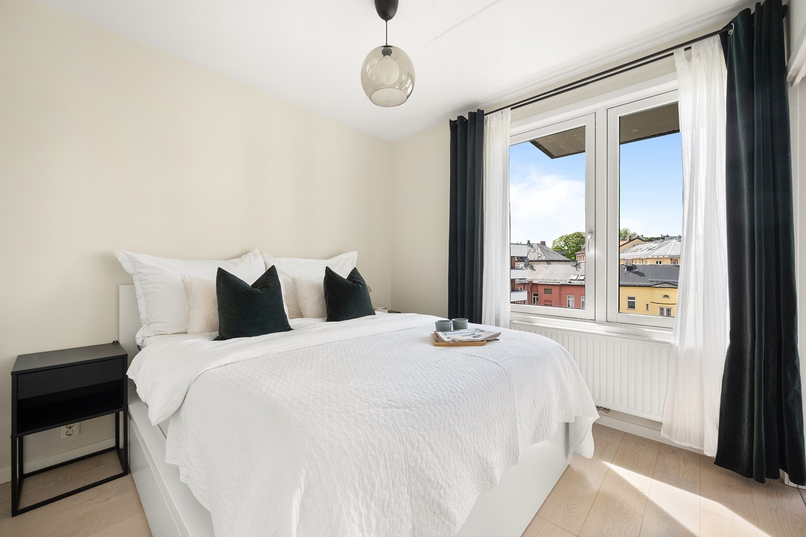 Leiligheten har et innbydende og stort soverom malt i en delikat fargetone. Soverommet ble malt i 2025. Galleribilde