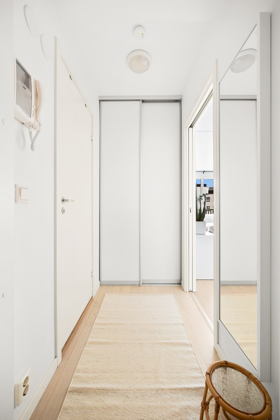 Gangen har skyvedørsgarderobe for oppbevaring av yttertøy. Galleribilde