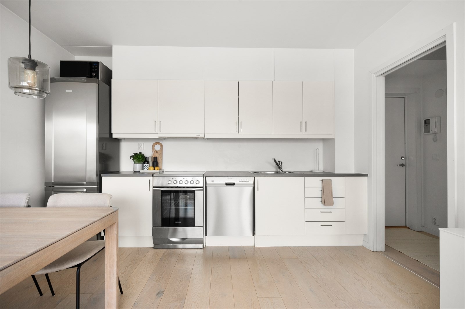 Hvitevarene er frittstående, og består av komfyr, kjøl/frys og oppvaskmaskin. Ventilator over kokesone. Galleribilde