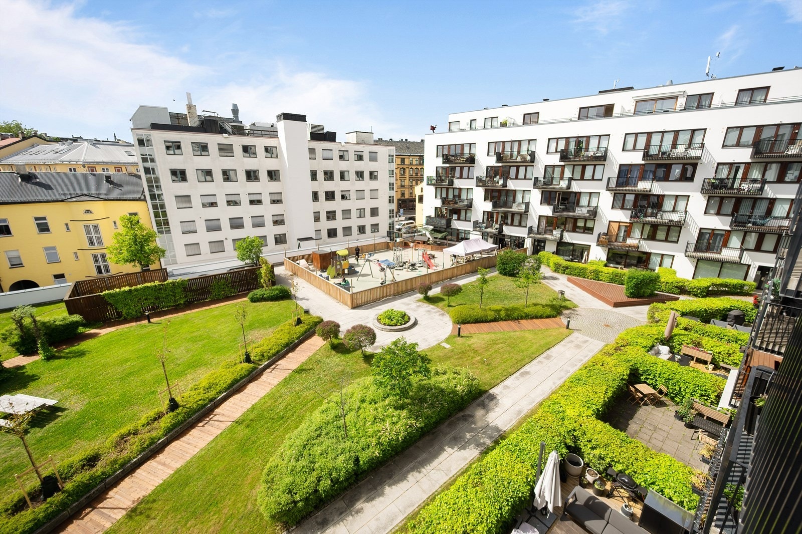 Balkongen har et fint utsyn mot sameiets frodige og prisbelønte bakhage Galleribilde