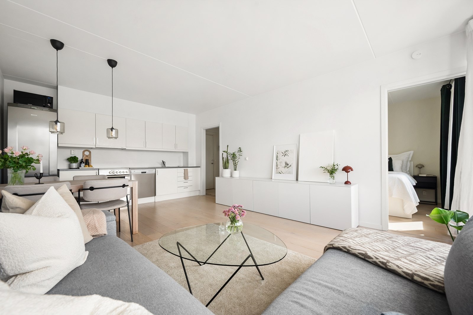 Lune og gjennomførte overflater fra 2018 med en-stavs parkett og lyse farger. Galleribilde