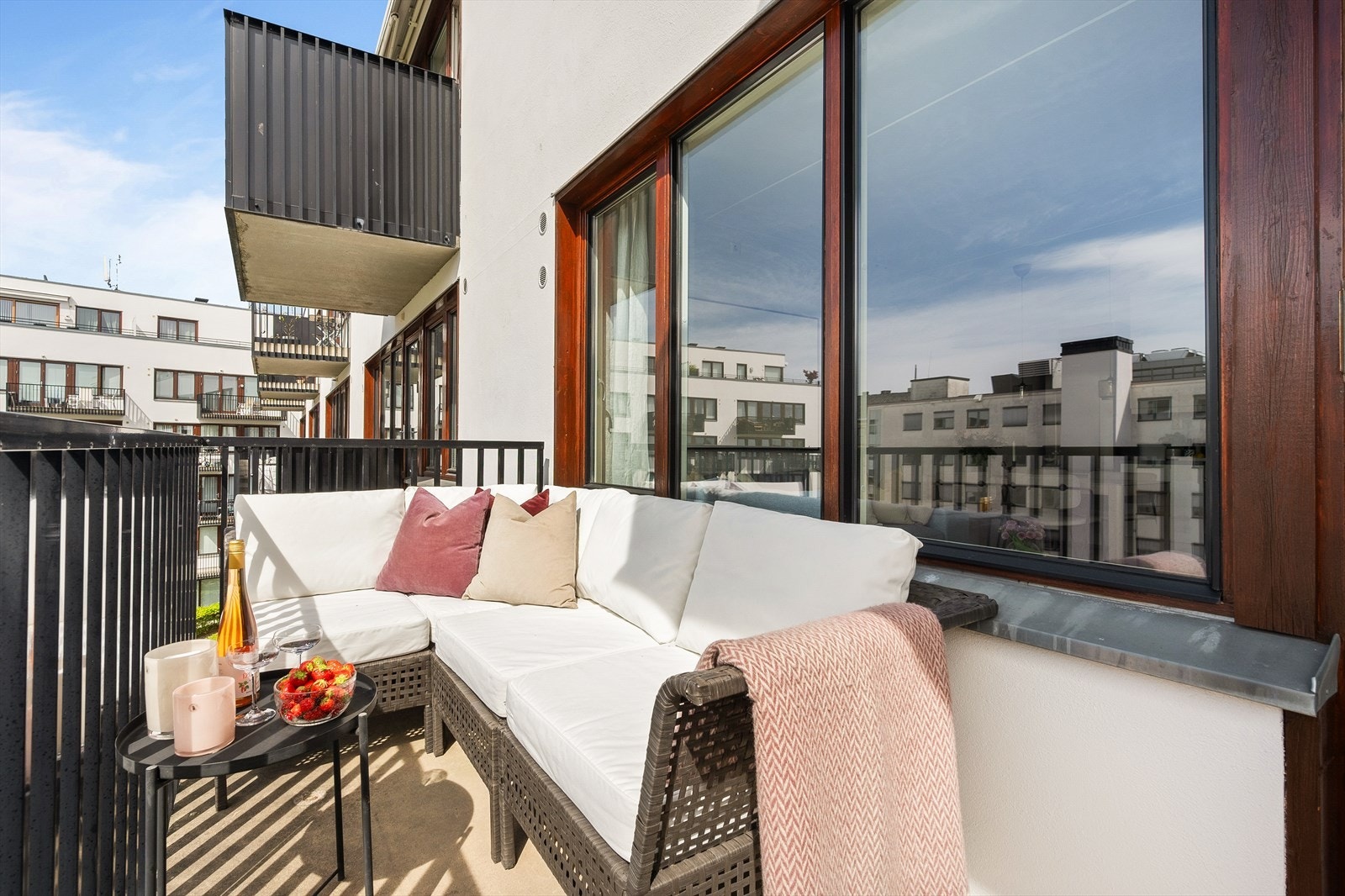 Fra stuen er det utgang til en solrik, vestvendt balkong på ca. 6 kvm. Galleribilde