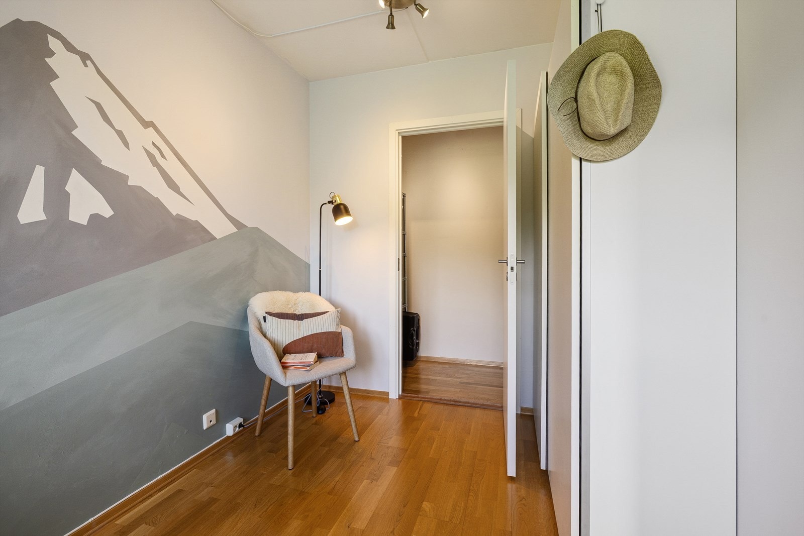 - Her er det tilgang til enda en praktisk innvendig bod - Galleribilde