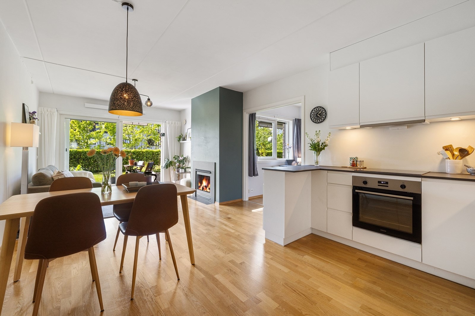 - Stue og kjøkken i en åpen løsning - Galleribilde