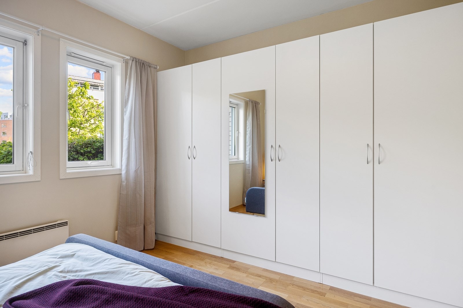 - Medfølgende garderobeskap gir gode oppbevaringsmuligheter - Galleribilde