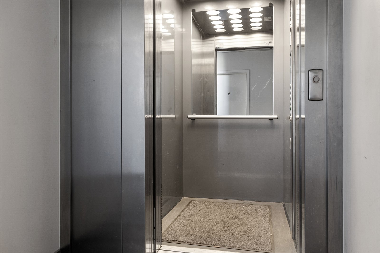 - Det er heis rett ned til garasjeanlegget - Galleribilde