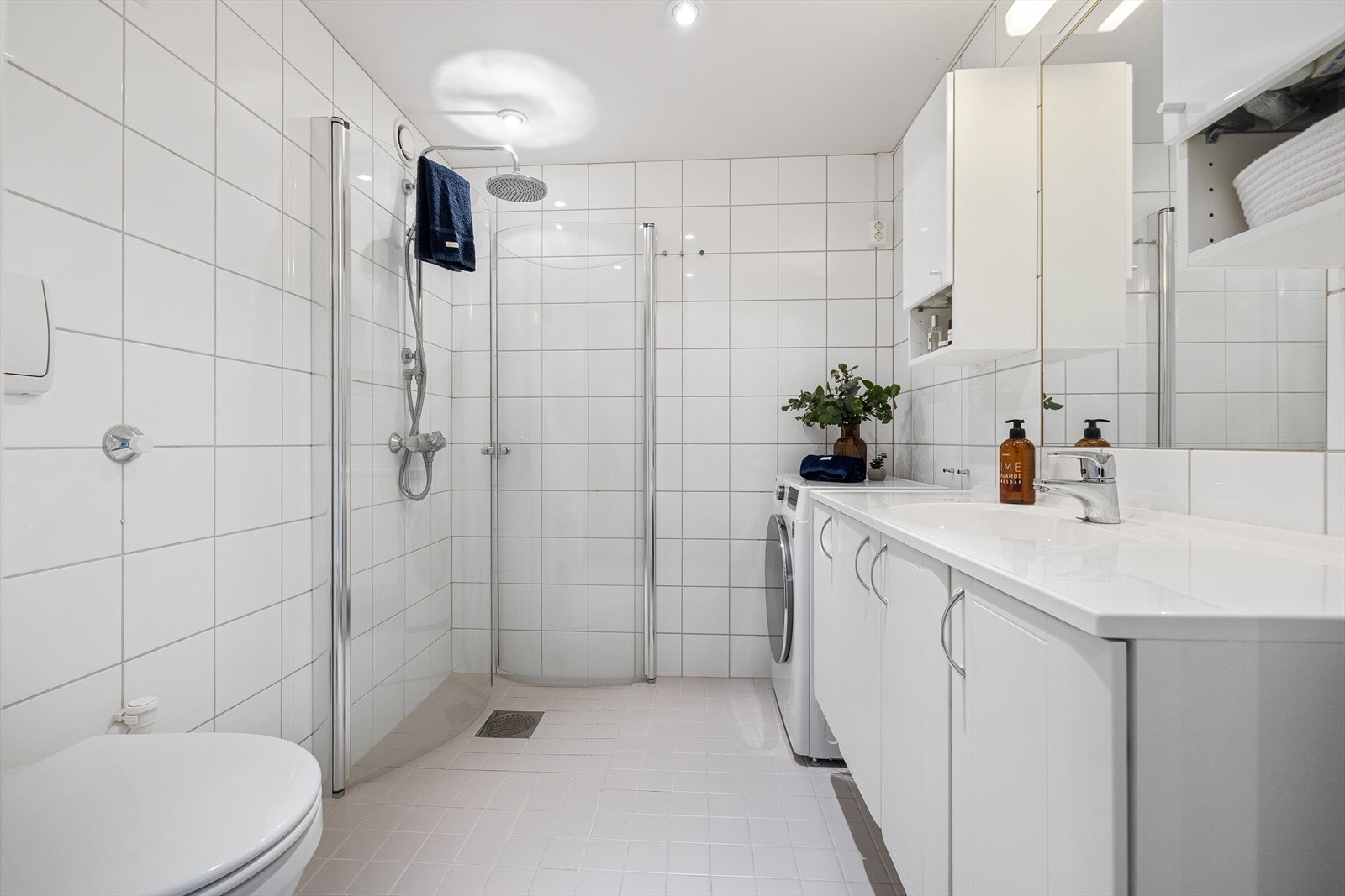 - Flislagt baderom med varmekabler i gulv og plass til vaskemaskin - Galleribilde