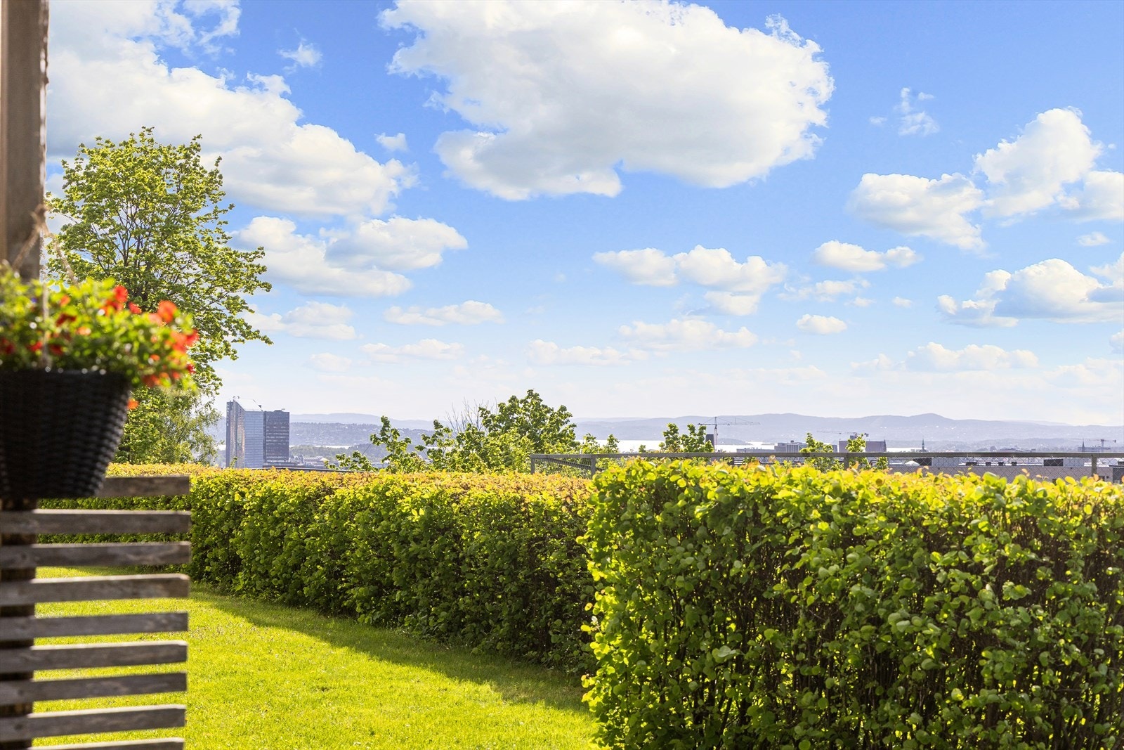 - Flott utsyn over byen både fra privat terrasse og fra sameiets hyggelige fellesarealer- Galleribilde
