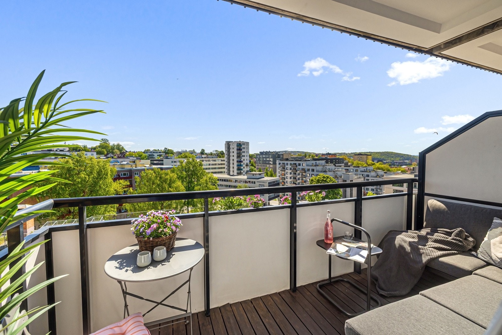 Dette er en gjennomgående og meget tiltalende og romslig 2(3)-roms leilighet i et hyggelig borettslag med sentral beliggenhet. Galleribilde