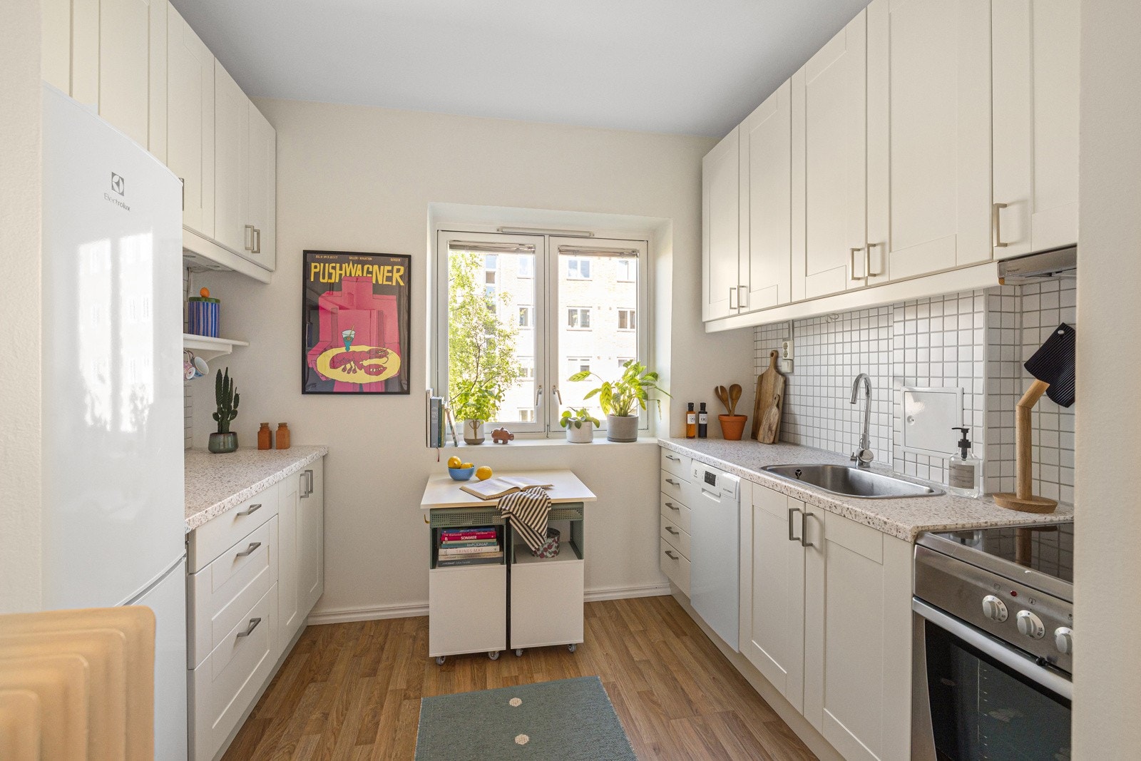 Det stilrene kjøkkenet ligger separat fra stuen og slipper inn godt med sollys. Galleribilde