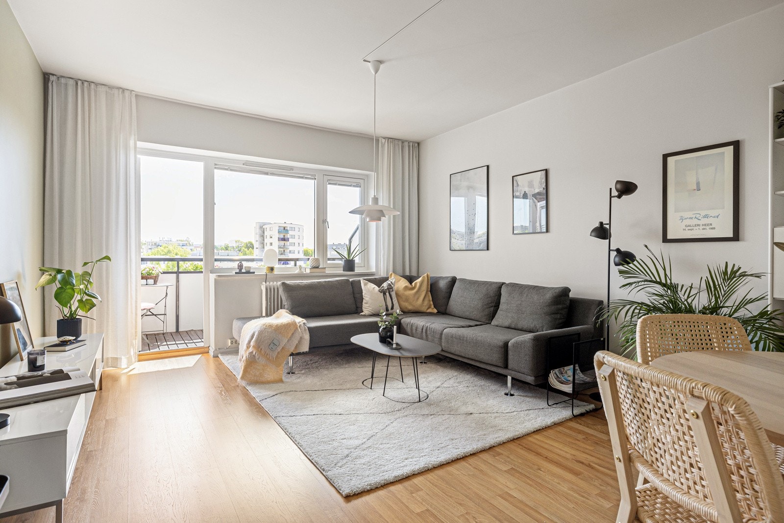 Stuen er leilighetens absolutte høydepunkt, med herlig takhøyde og store vindusflater. Galleribilde