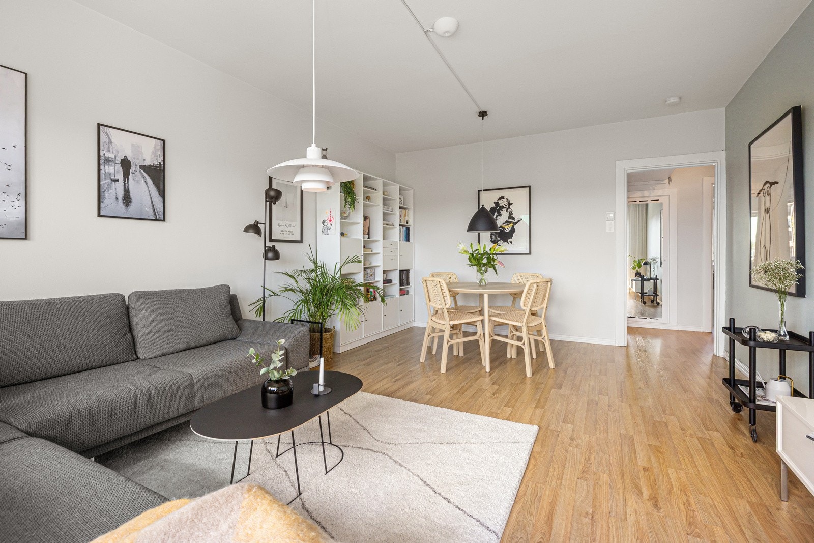 Smarte løsninger gir optimal utnyttelse av arealet, og dermed plass til både spisestuemøblement, sofagruppe og TV-møbler. Galleribilde