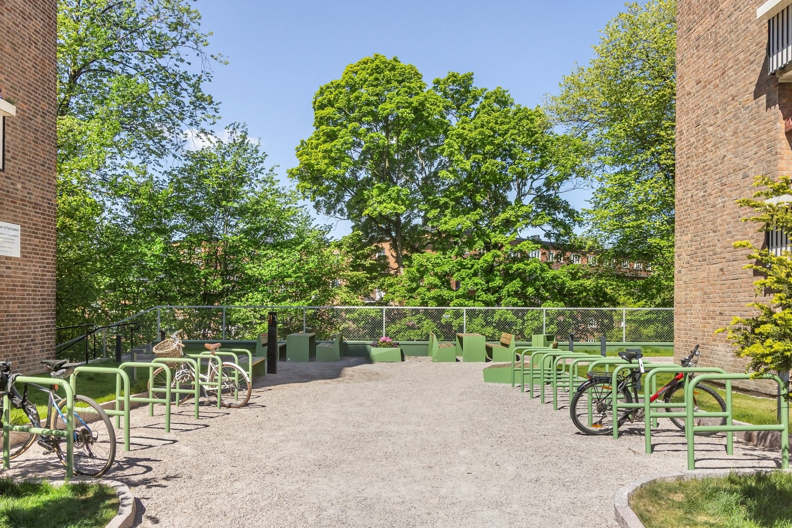 Felles sykkelstativer til beboerne. Galleribilde