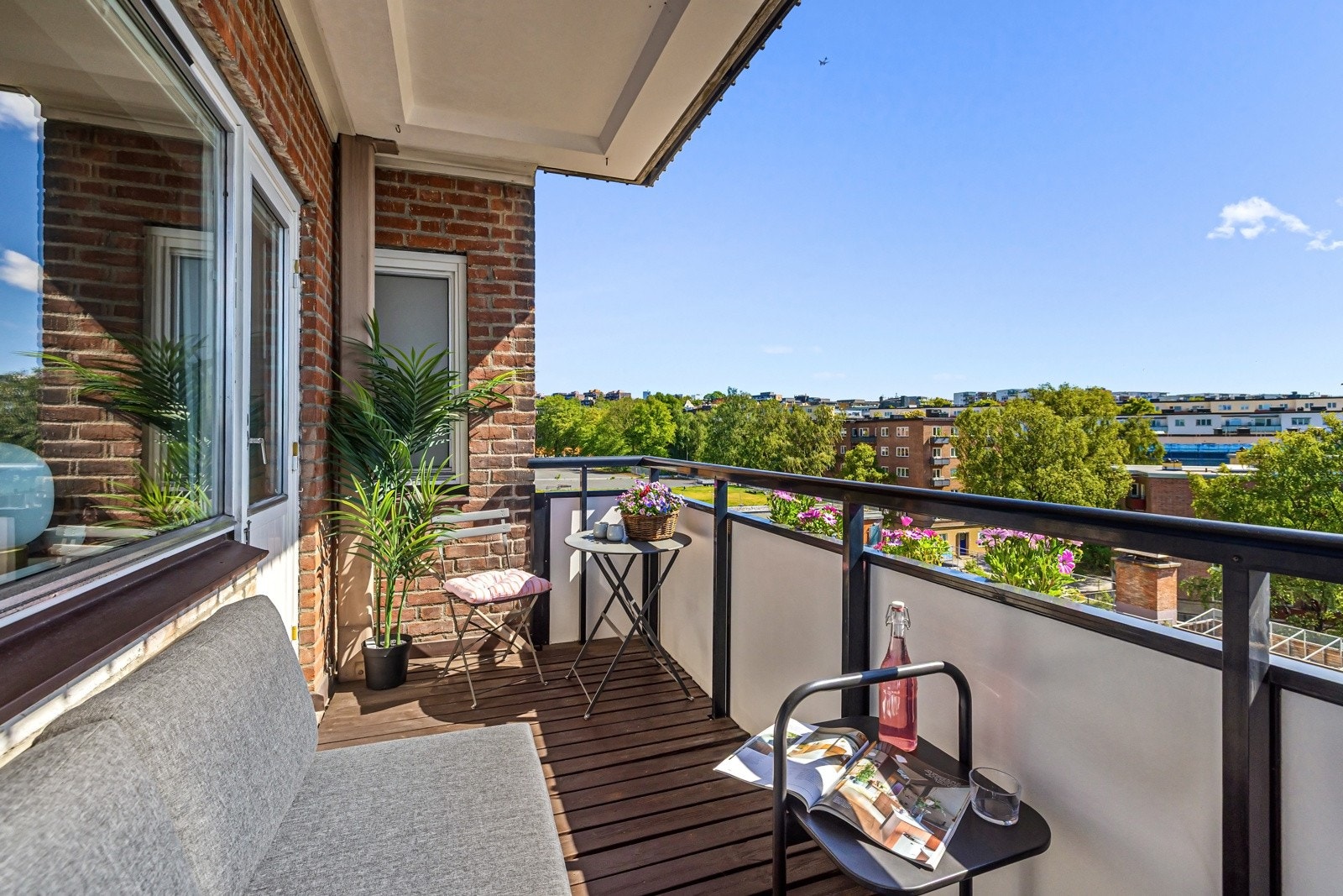 Den solrike balkongen på ca. 6 kvm gir godt med plass til utemøbler og grill. Galleribilde