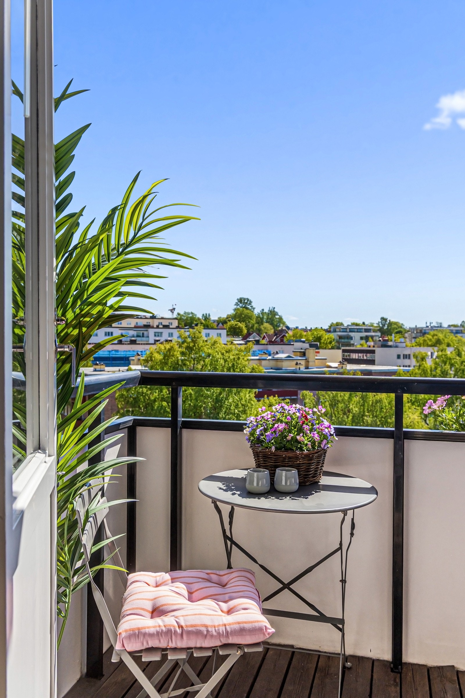 Det er også utgang til en stor og solrik balkong med nydelig utsikt over byen. Galleribilde