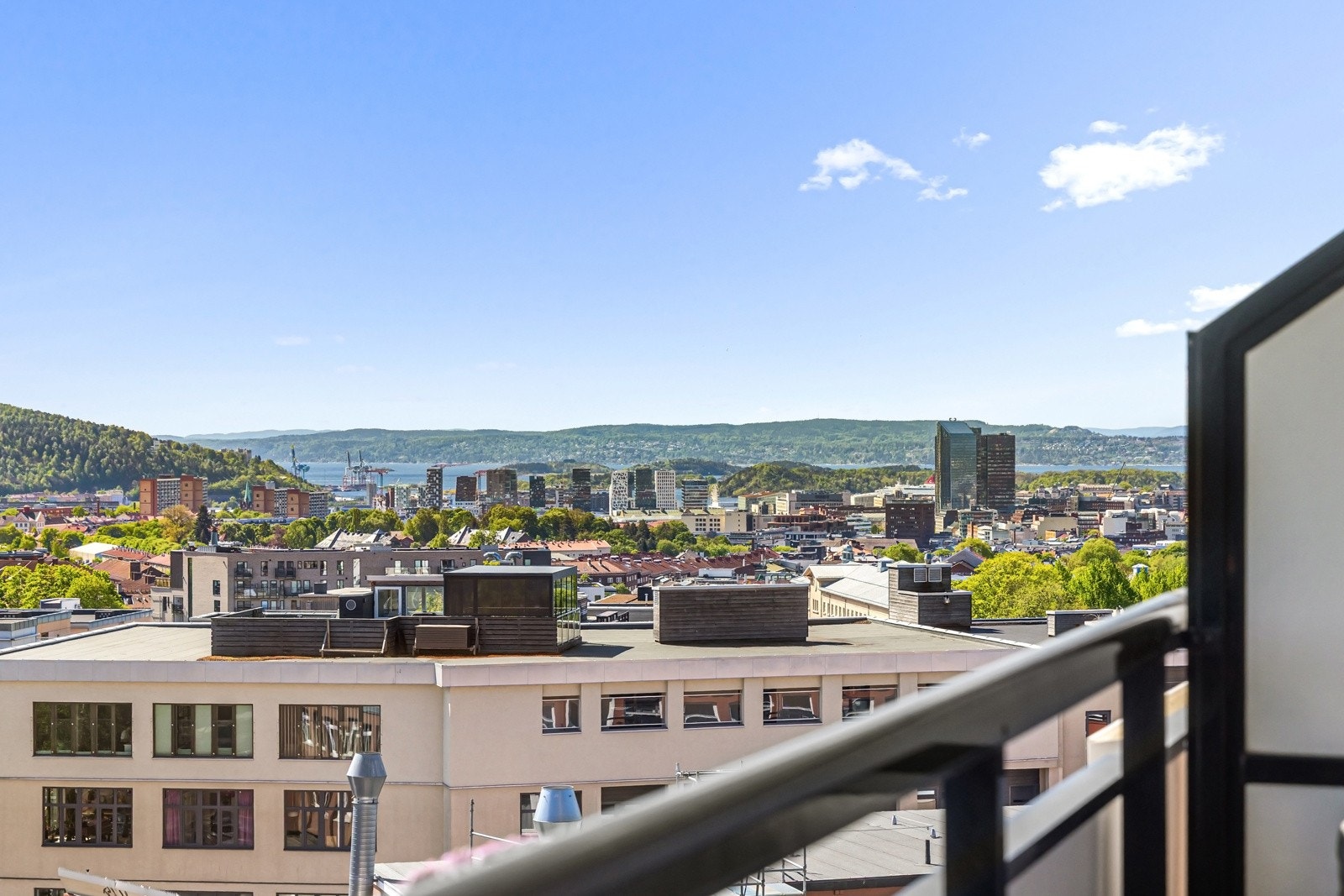 Fjordgløtt på fine sommerdager. Her kan du nyte en fantastisk utsikt over Oslo. Galleribilde