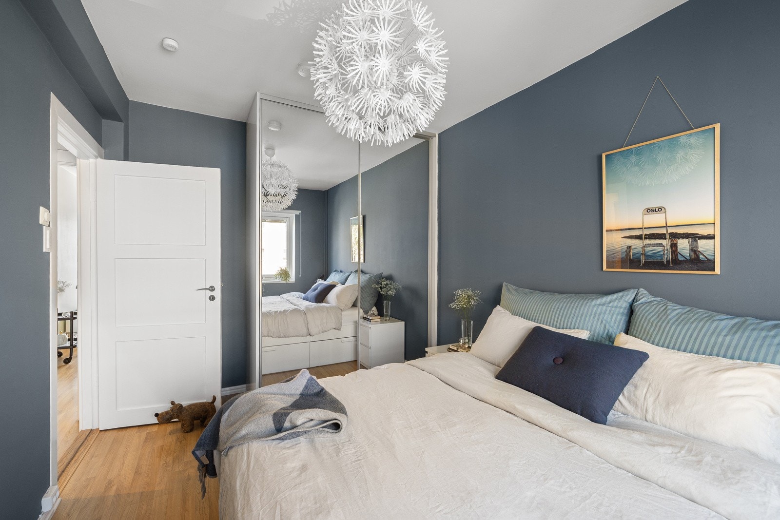 Her er det god plass til en dobbeltseng og tilhørende møbler. Rommet er også stort nok til å innrede med hjemmekontor. Galleribilde