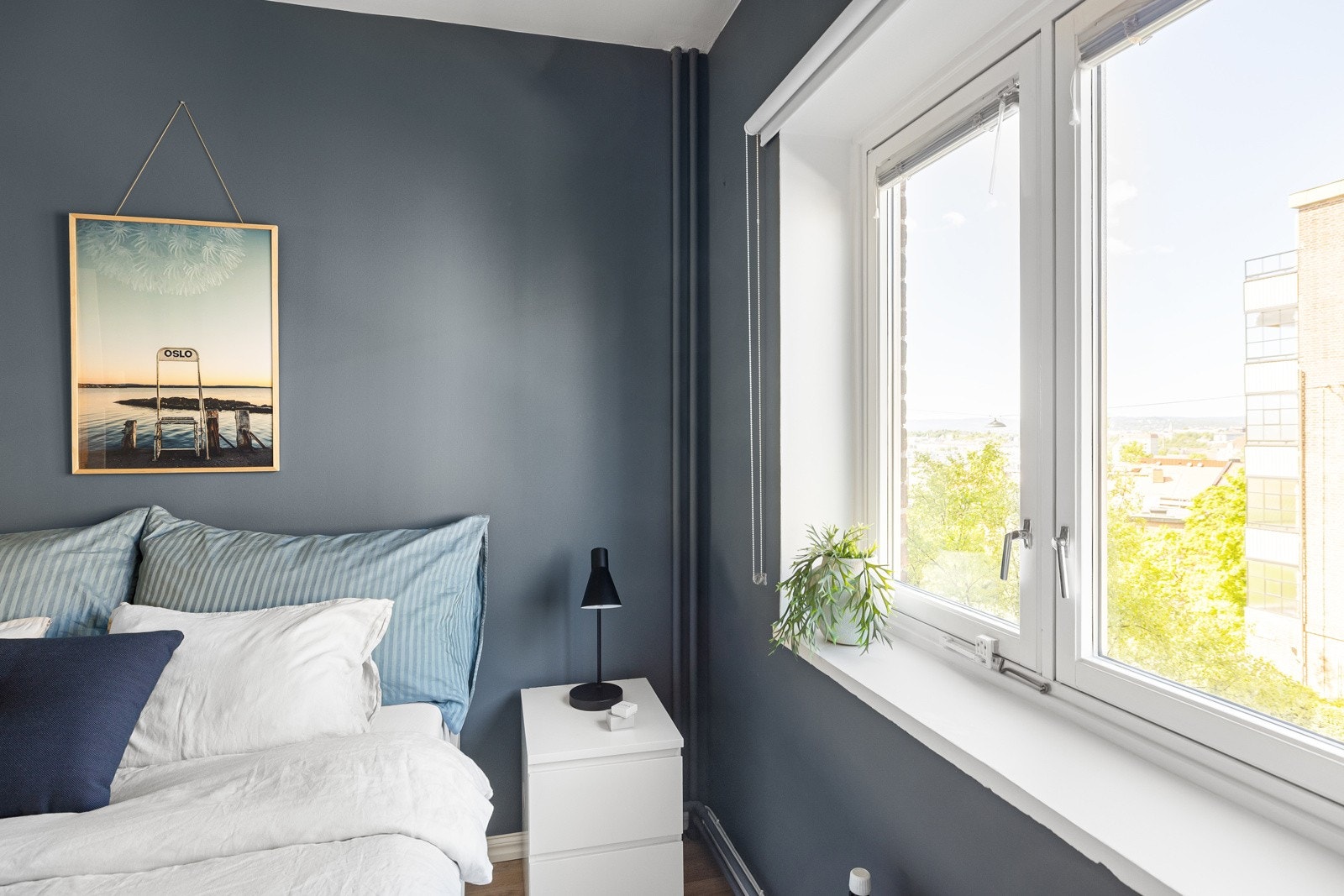 Soverommet har godt lysinnslipp og er malt i en delikat blåfarge. Rommet vender i sin helhet mot rolige fellesarealer. Galleribilde