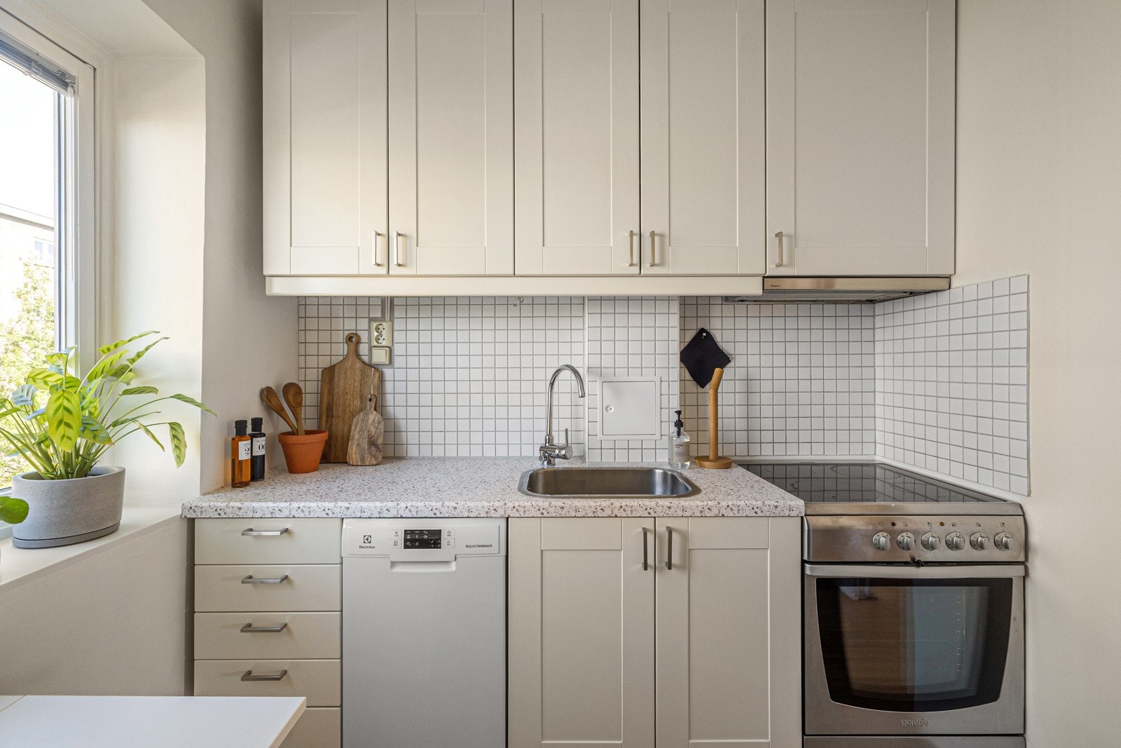 Her er det rikelig med skap- og benkeplass samt en solid laminert benkeplate. Galleribilde