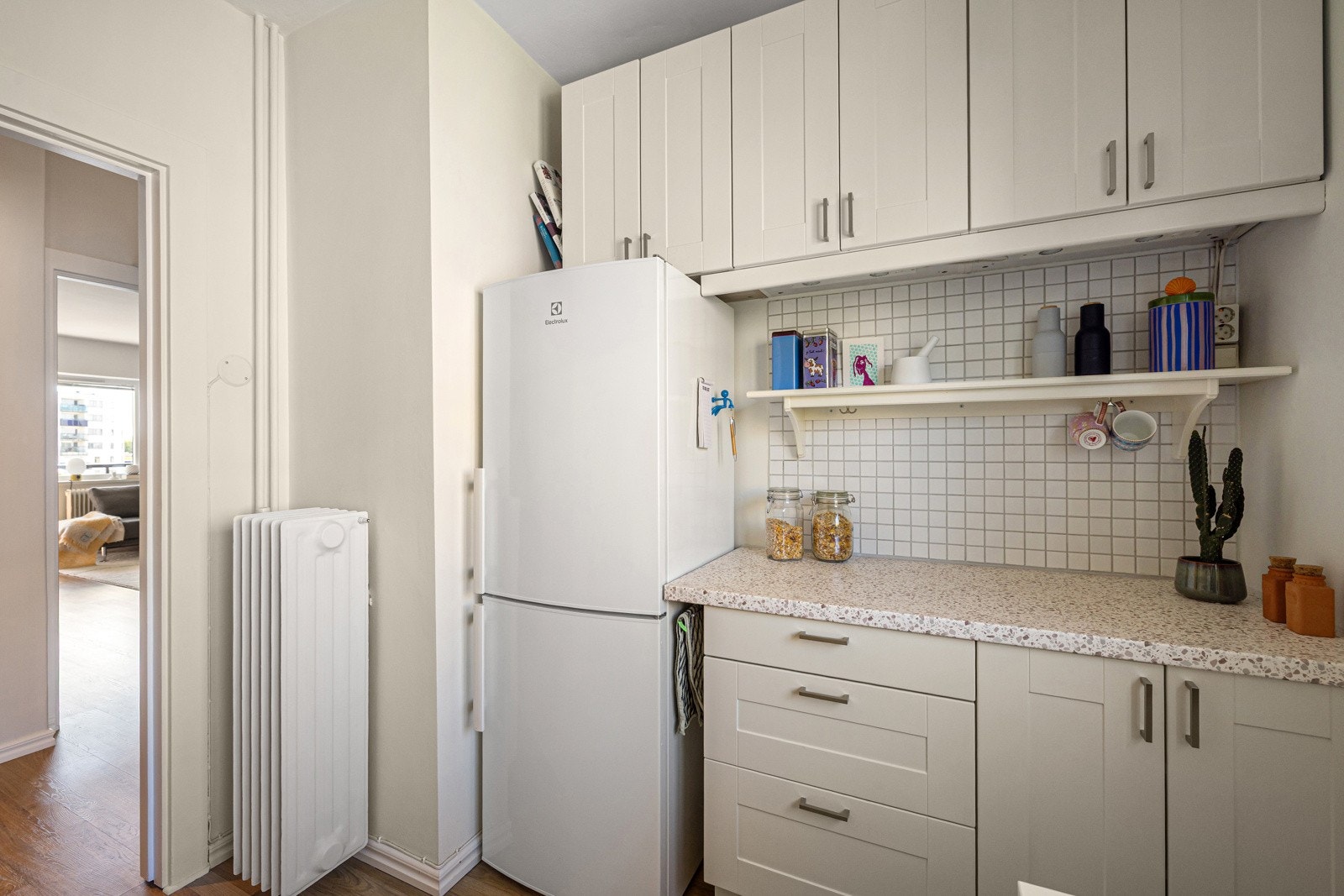 En slik type kjøkkenløsning tilfredsstiller mange behov, for deg som ønsker mye benk- og skapplass og for deg som ønsker et separat rom å lage mat i. Galleribilde