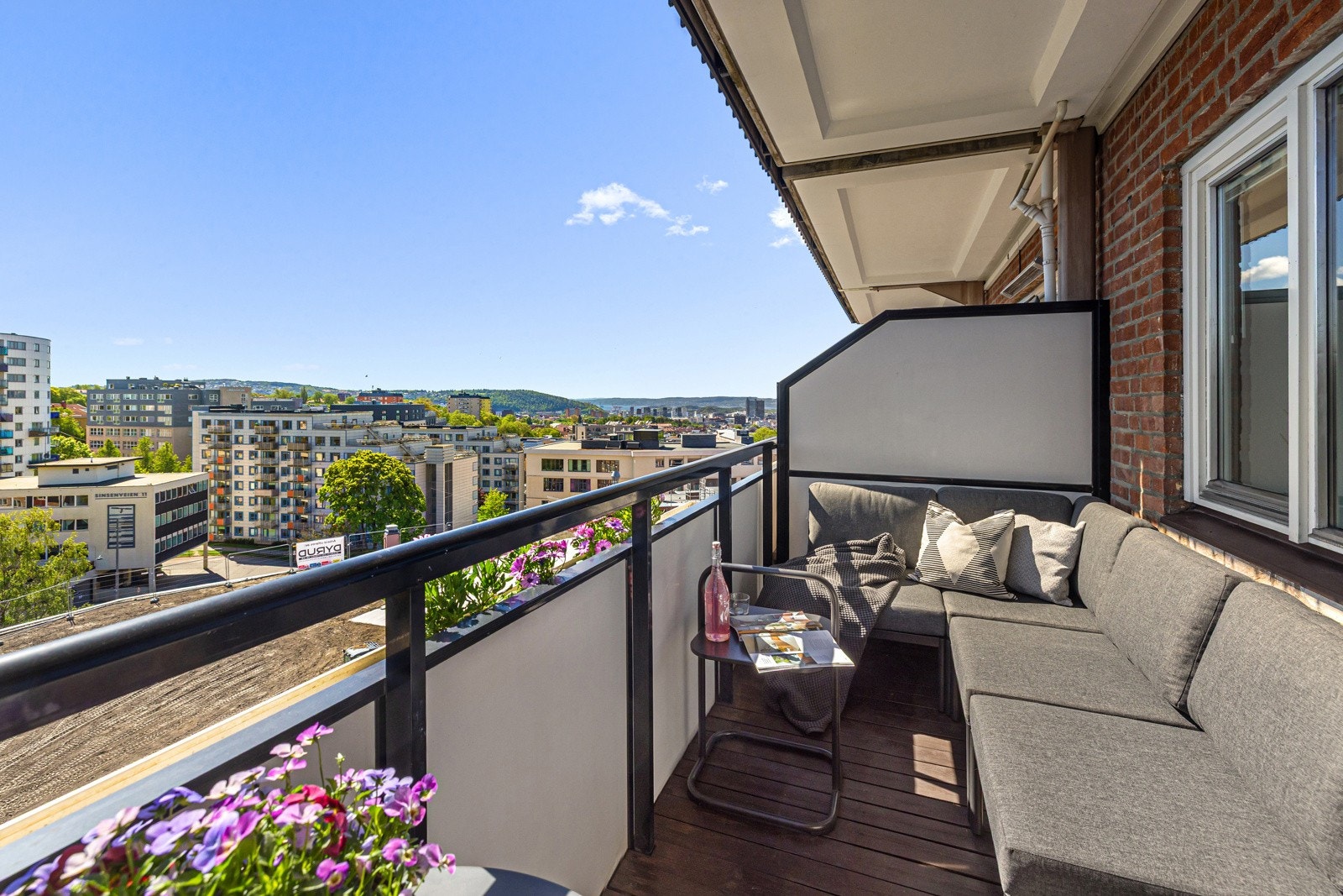 Balkongen er sydøst-vendt hvor du kan nyte morgenkaffen! Galleribilde