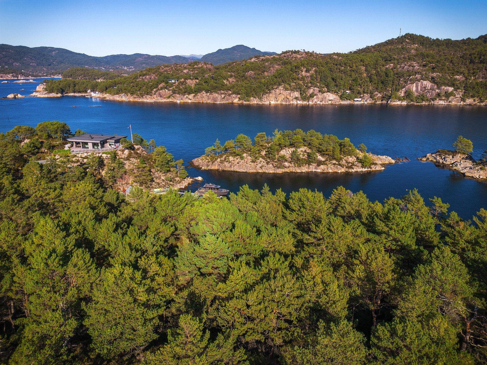 Med sjøtilgang på begge sider av neset vil båten kunne ligge trygt og godt på riktig side av neset Galleribilde