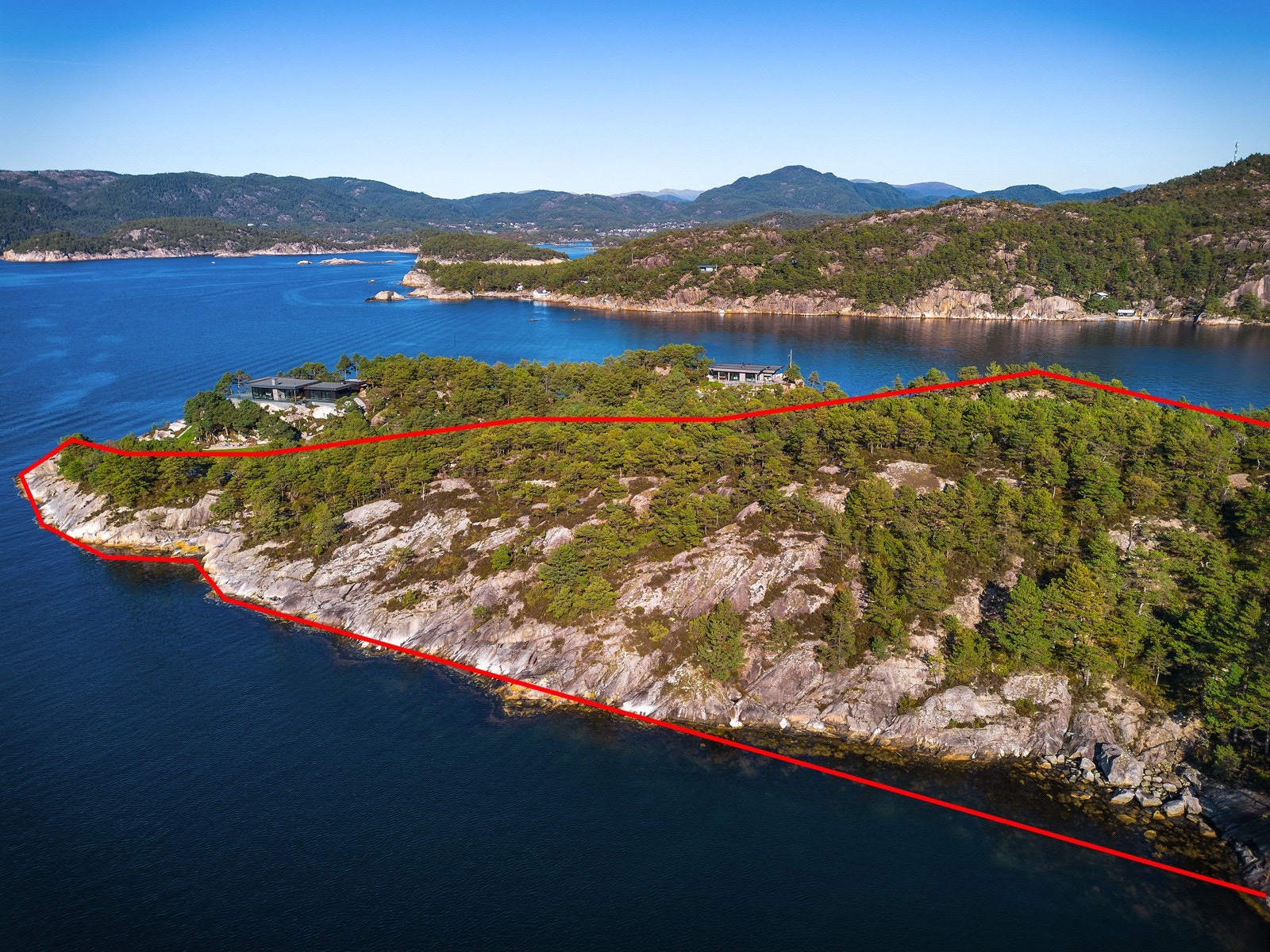 Eiendommen omtrentlig markert - Du har lang strandlinje med nydelig svaberg på denne siden (Se kart for grenser) Galleribilde