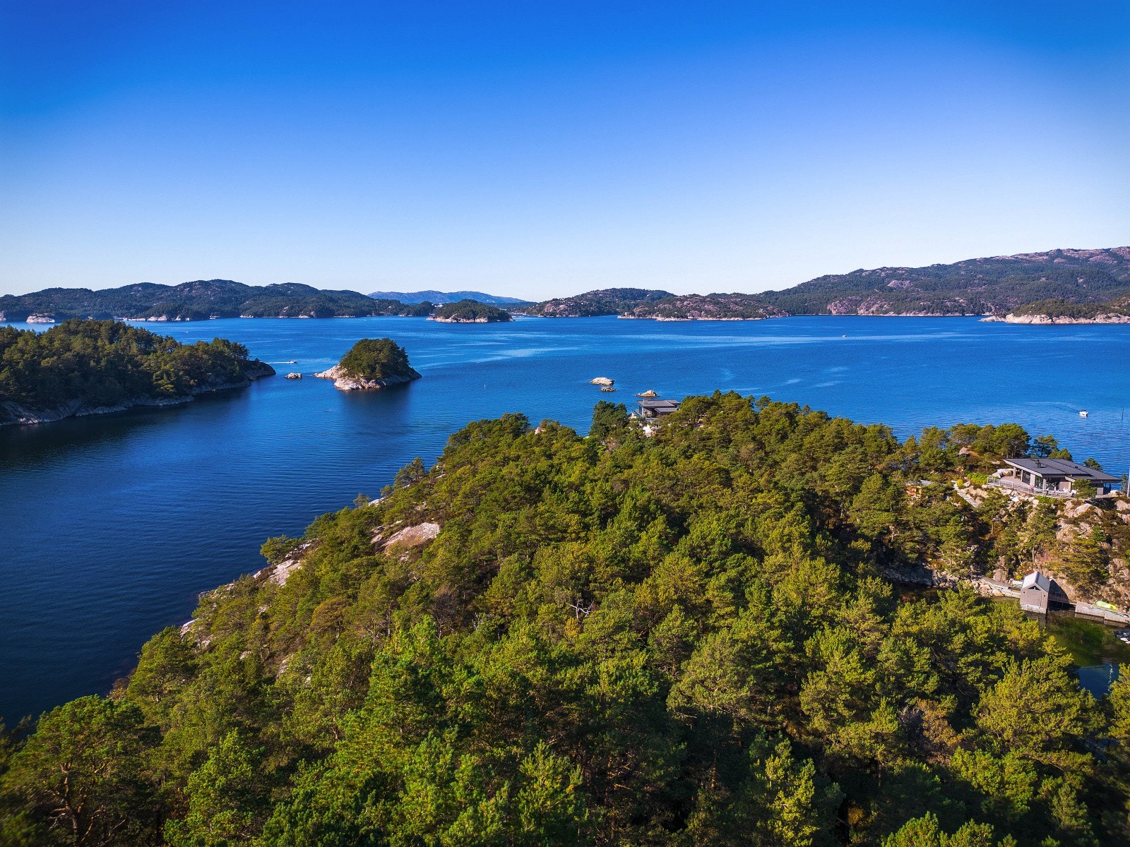 Tomten ligger svært idyllisk til på populære Balandsneset, ett av de mest attraktive hyttefeltene på hele Vestlandet Galleribilde