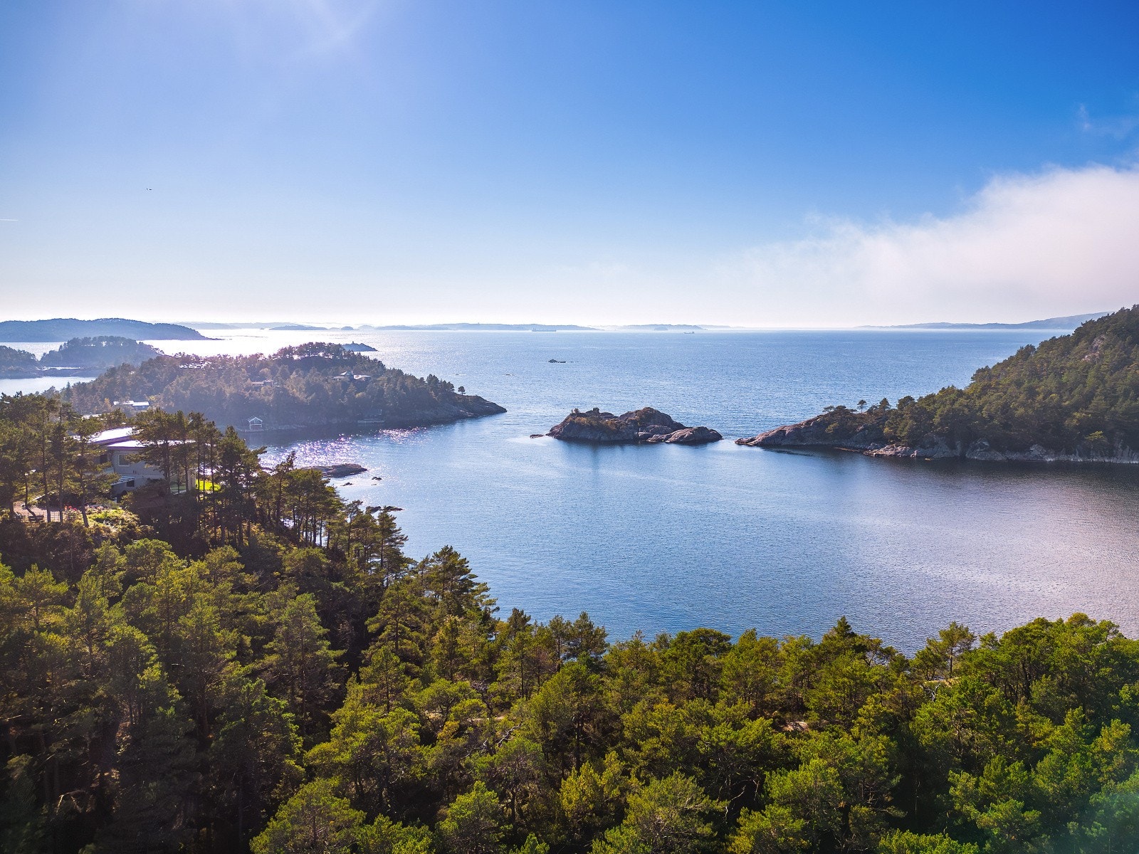 Tomten ligger høyt og fritt med praktfull utsikt over Lysejforden og Korsfjorden Galleribilde