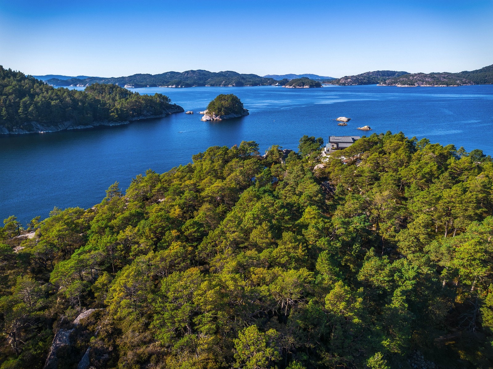 Eiendommen er omkranset av nydelig skjærgård som byr til bading, fisking, padling og alt som hører sommeren til Galleribilde