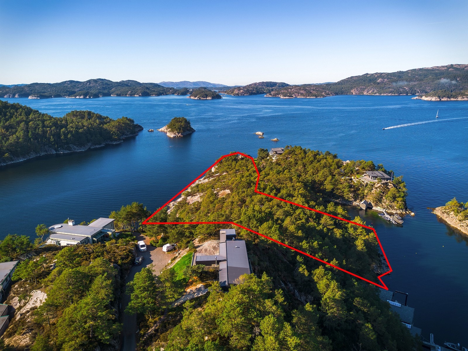 Eiendommen omtrentlig markert - Sjøtilgang på begge sider av eiendommen (Se kart for grenser) Galleribilde