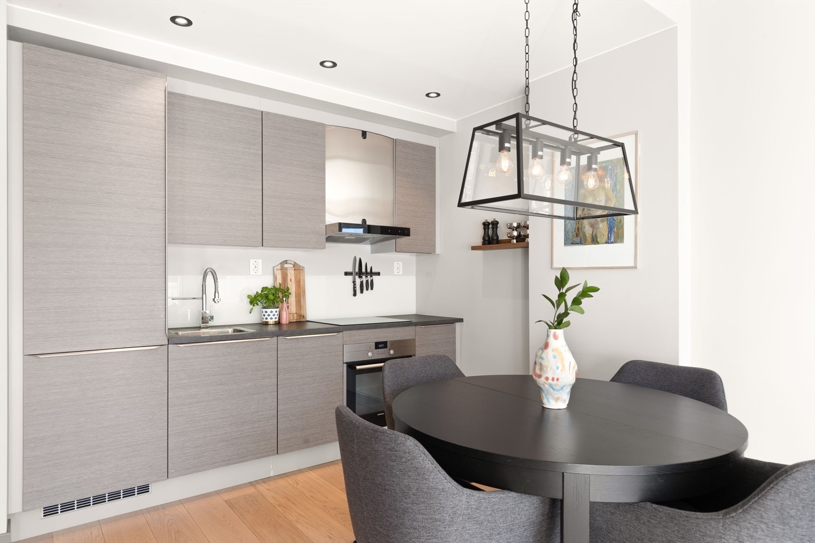 Delikat kjøkken fra HTH med lekre fronter og en god kombinasjon av oppbevaringsplass og arbeidsflater. Galleribilde