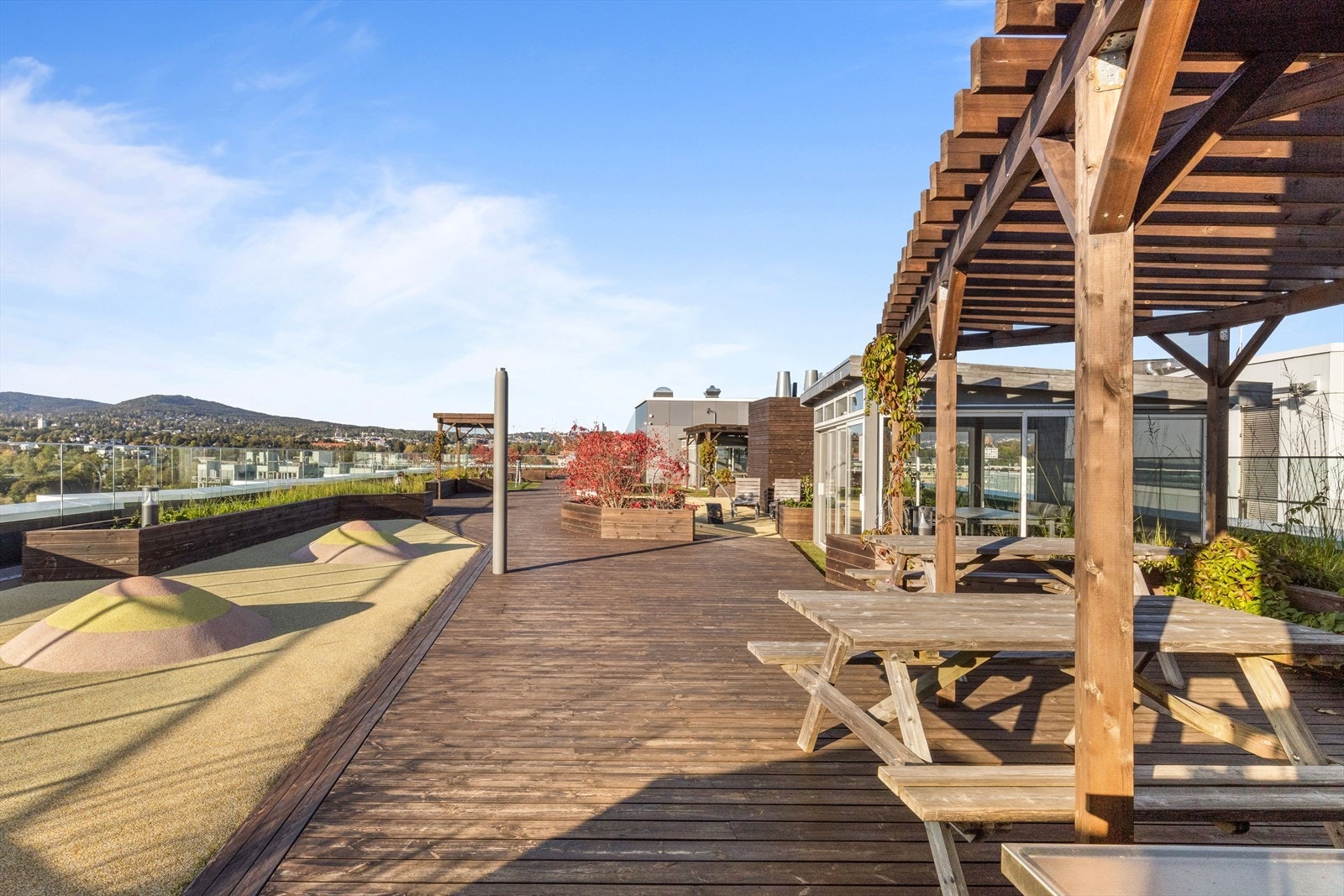 Pent opparbeidet felles takterrasse med flere sittegrupper. Galleribilde