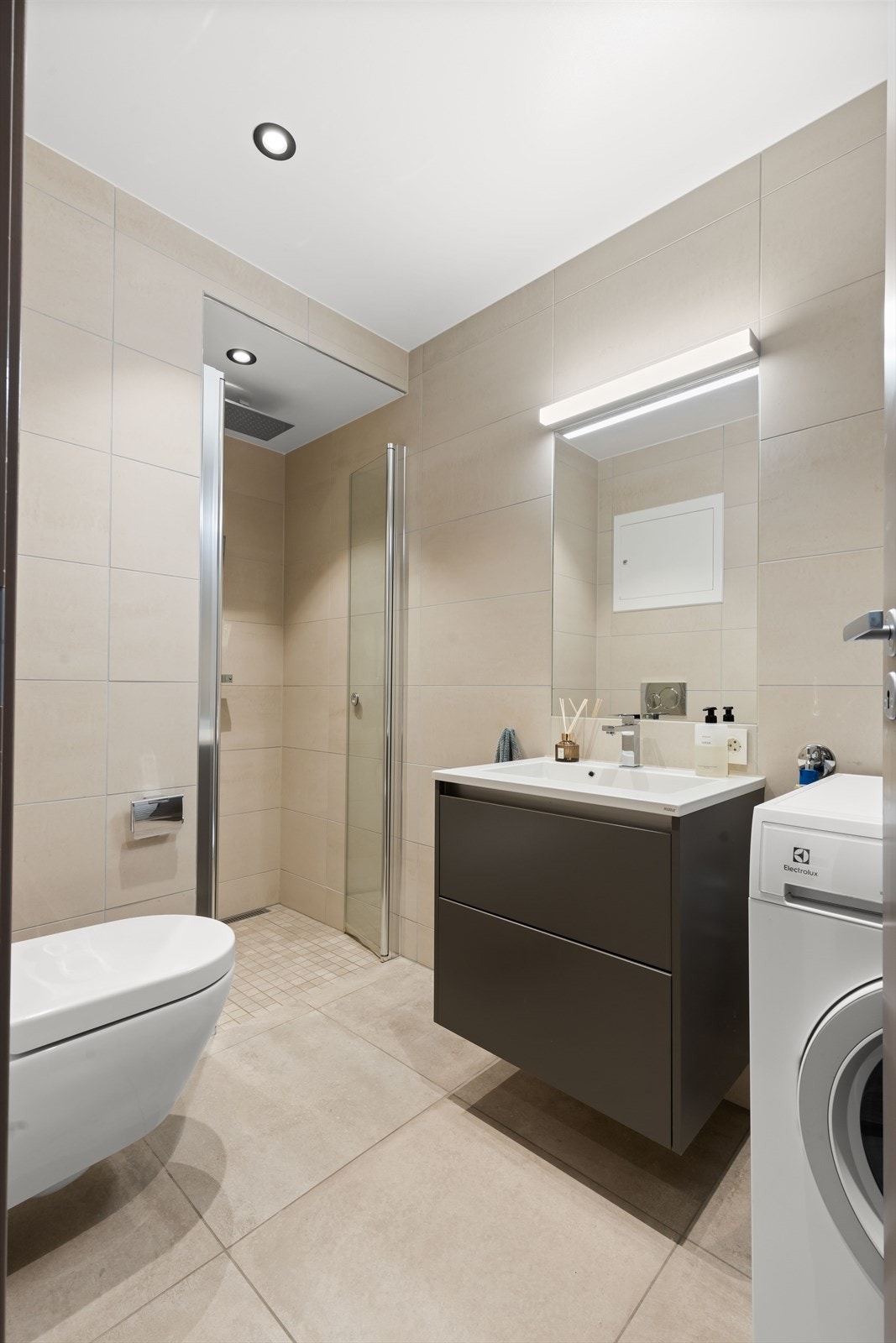 Lekkert flislagt bad med gulvvarme og downlights. Galleribilde