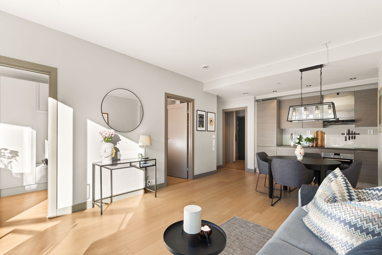 Innbydende leilighet med åpen stue/kjøkken løsning i tidsriktige farge- og materialvalg! Galleribilde