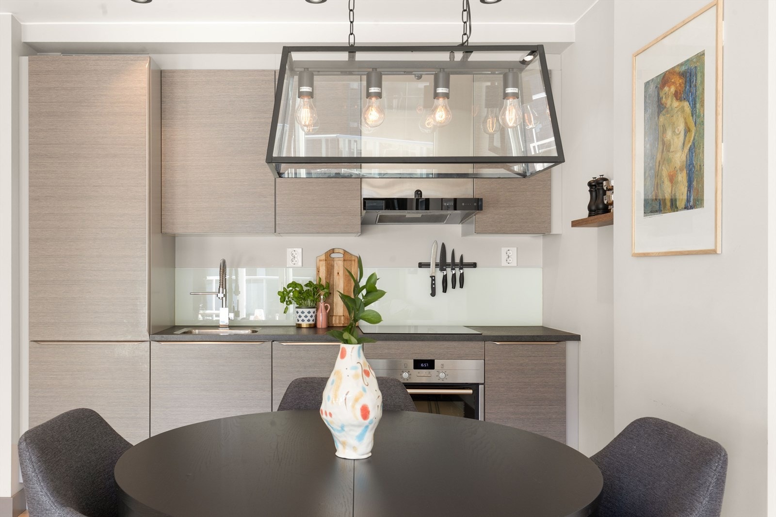 Gled deg til å invitere over gode venner og familie til den første middagen i ditt nye hjem! Galleribilde