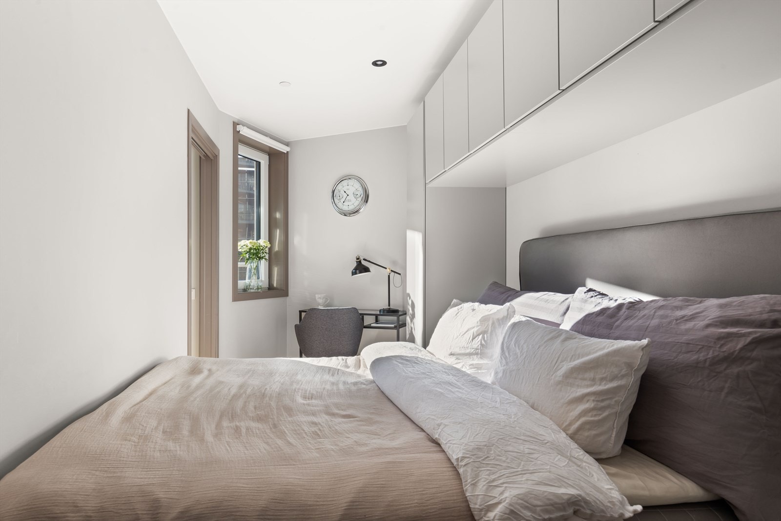 Her er det også rikelig med naturlig lysinnslipp, dette gir rommet et lys og luftig atmosfære. Galleribilde