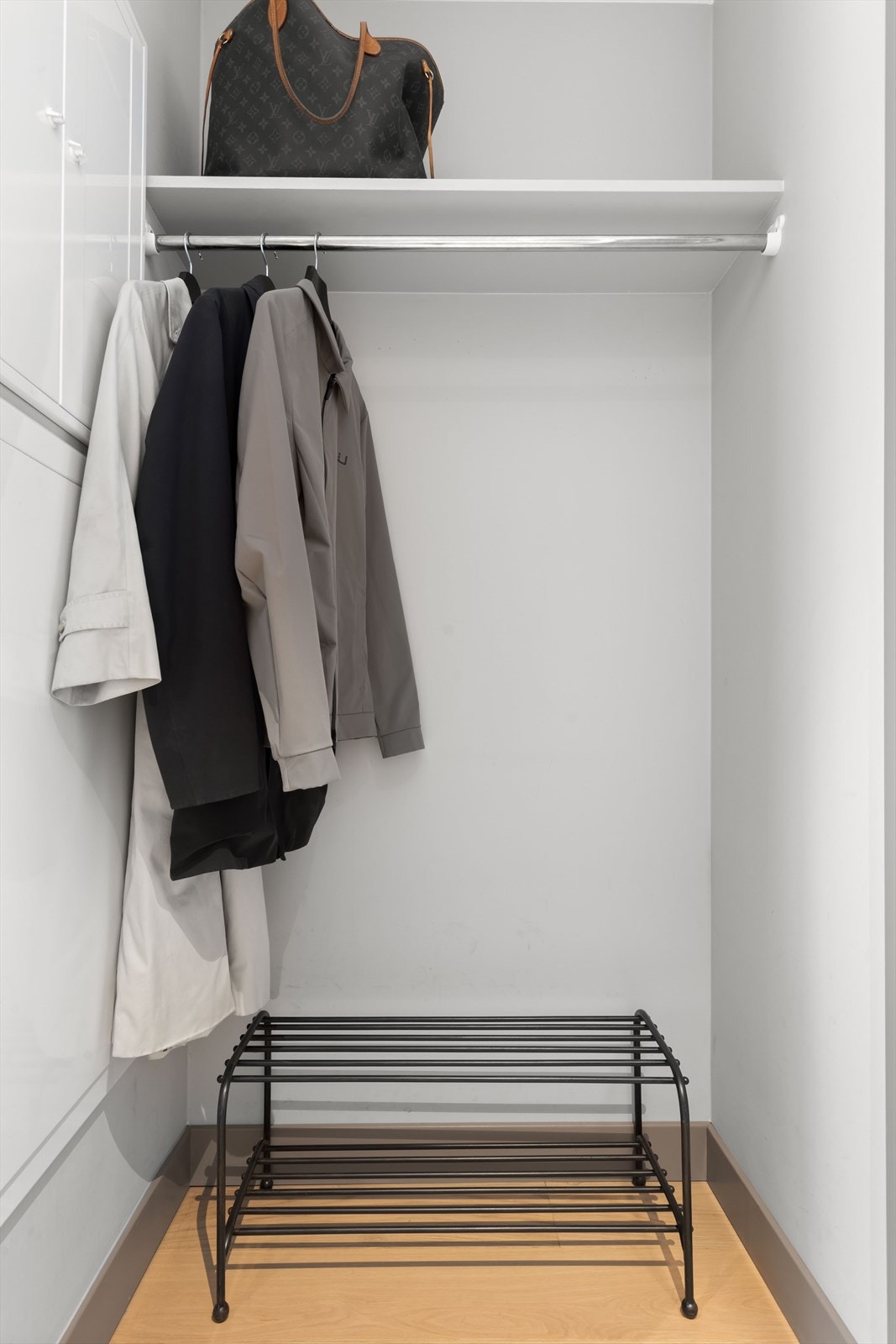 God plass til oppbevaring og jakkeavheng. Galleribilde