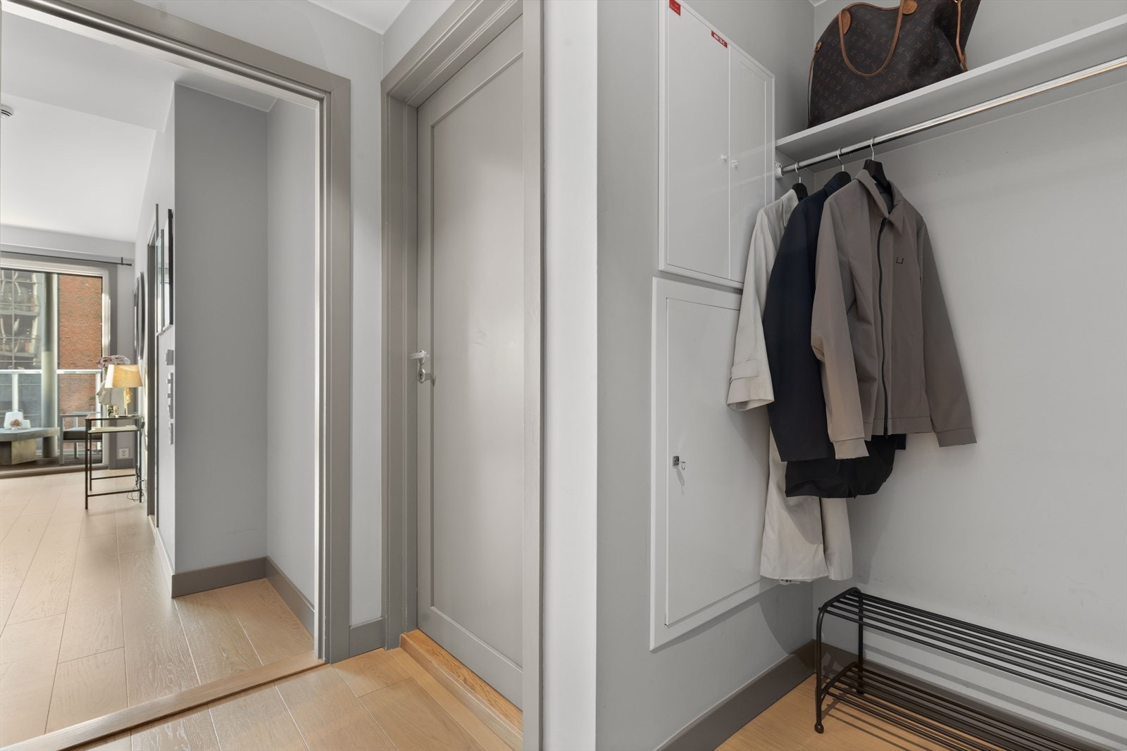 Romslig og innbydende entré med 1-stavs parkettgulv. Galleribilde