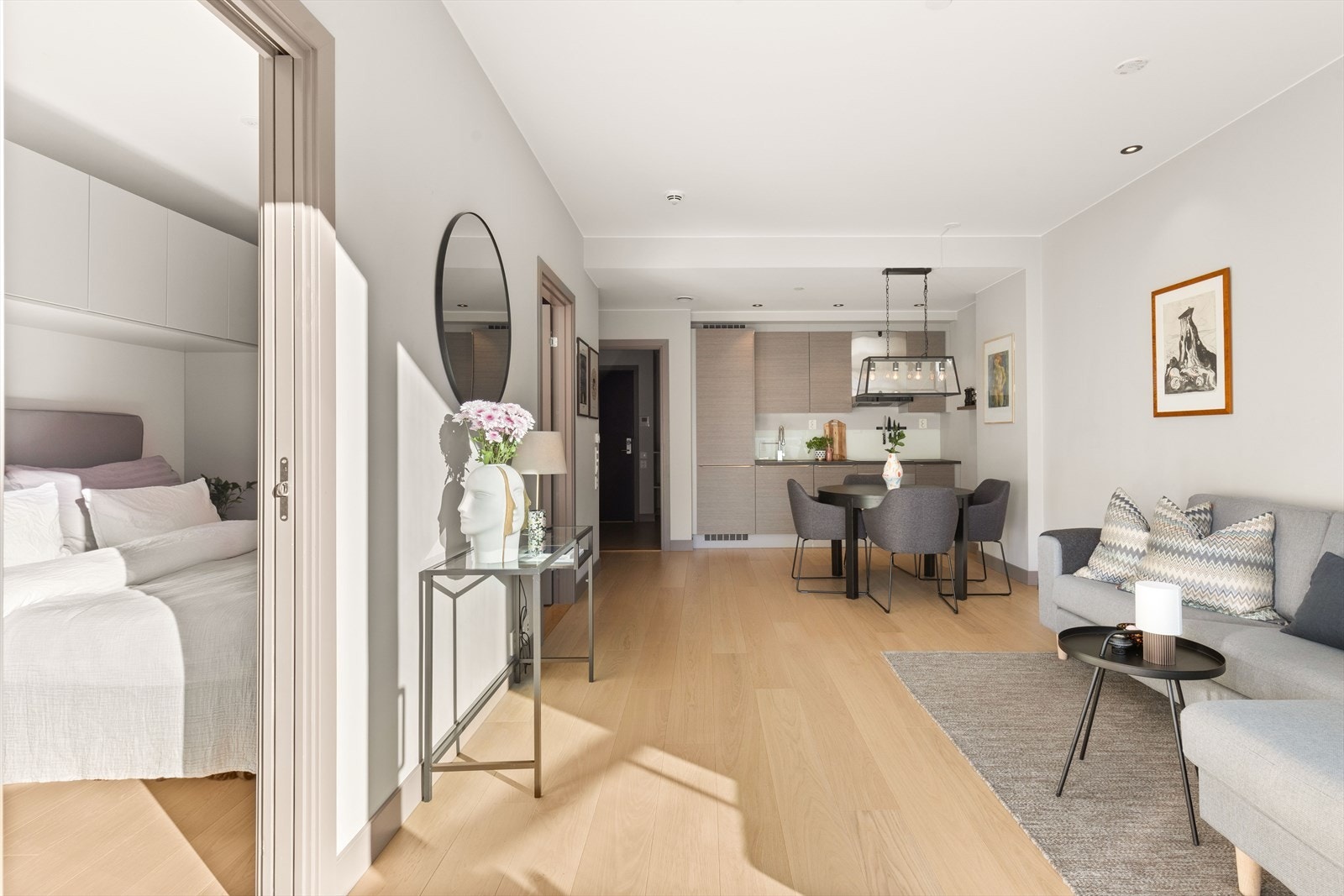 Et flott 1-stavs parkettgulv er gjennomgående, og leiligheten blir oppvarmet med vannbåren gulvvarme. Galleribilde