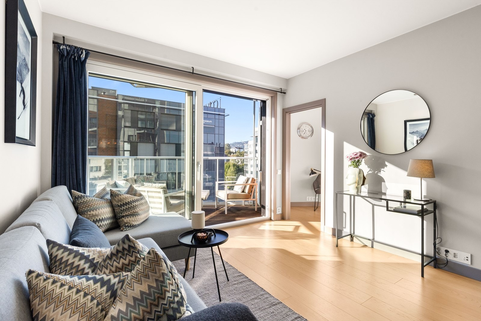 Store vindusflater gir et fantastisk naturlig lys - Dette må oppleves! Galleribilde