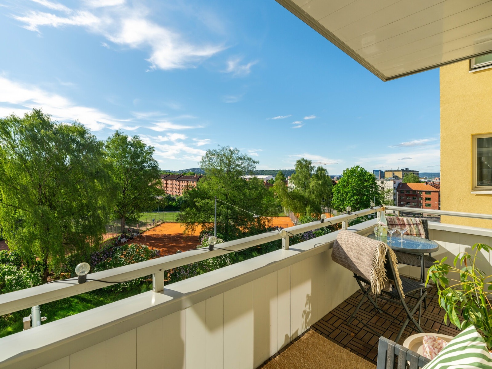 Det er bra plass her også, så du kan ha et par stoler og et bord. Galleribilde