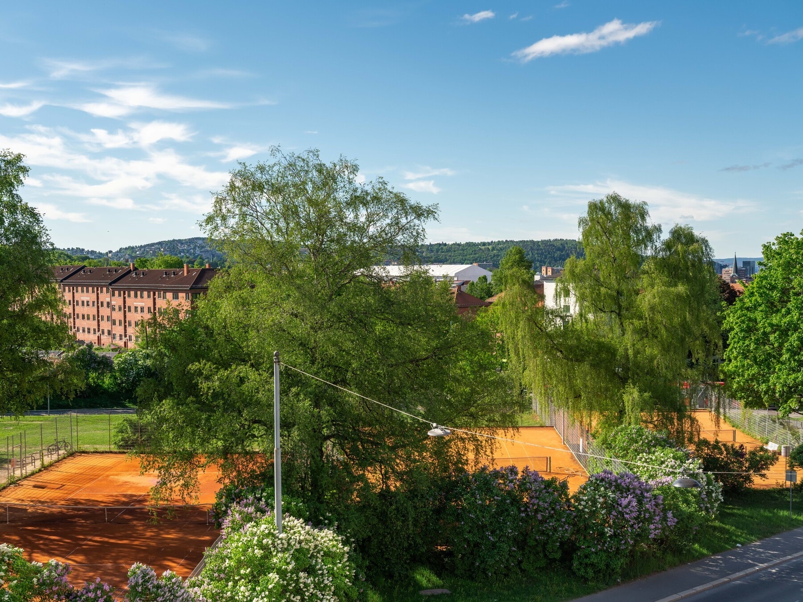 Rett nedenfor er tennisbanene på Rodeløkka. Galleribilde