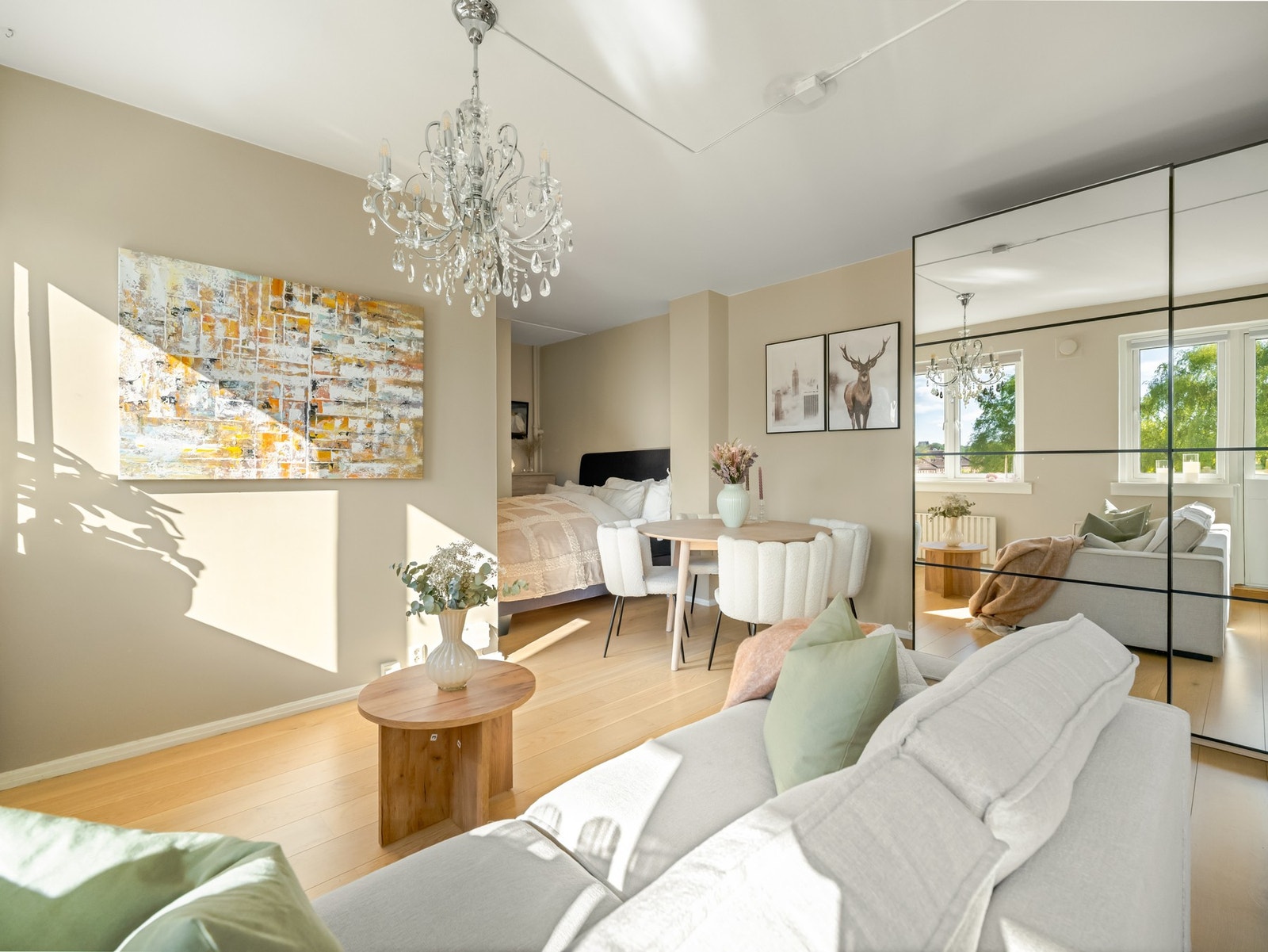 Smart innredet, med stor garderobe og bra plass til både seng og sofadel. Galleribilde