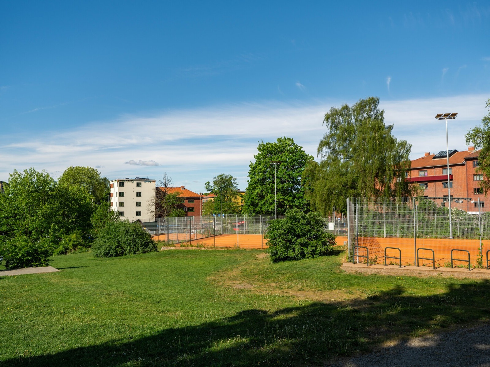Men enda viktigere: rett utenfor finner du Fagerheimen Tennisklubb. Galleribilde