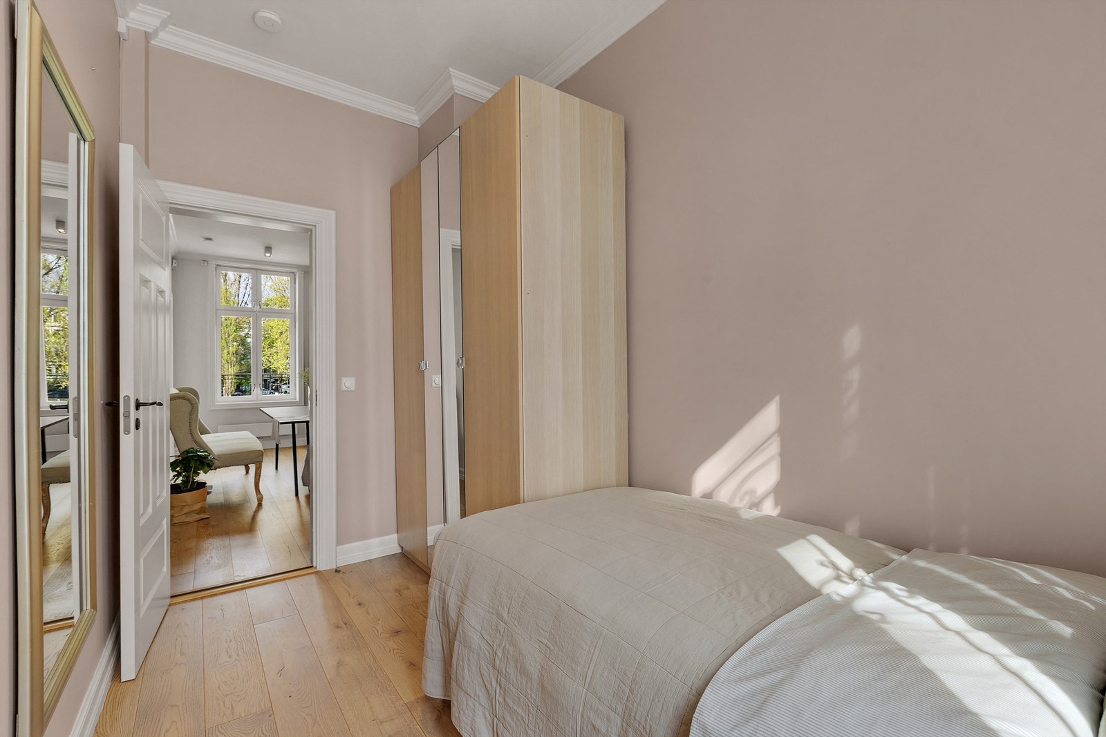 Garderobeskap for oppbevaring av klær. Galleribilde